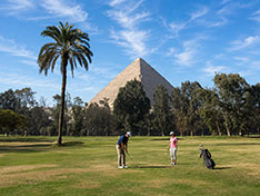 Golf ve stínu pyramid